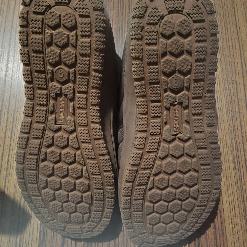 Minnetonka slippers, in a women’s size 9, smooth brown synthetic material - Picture 6 of 6